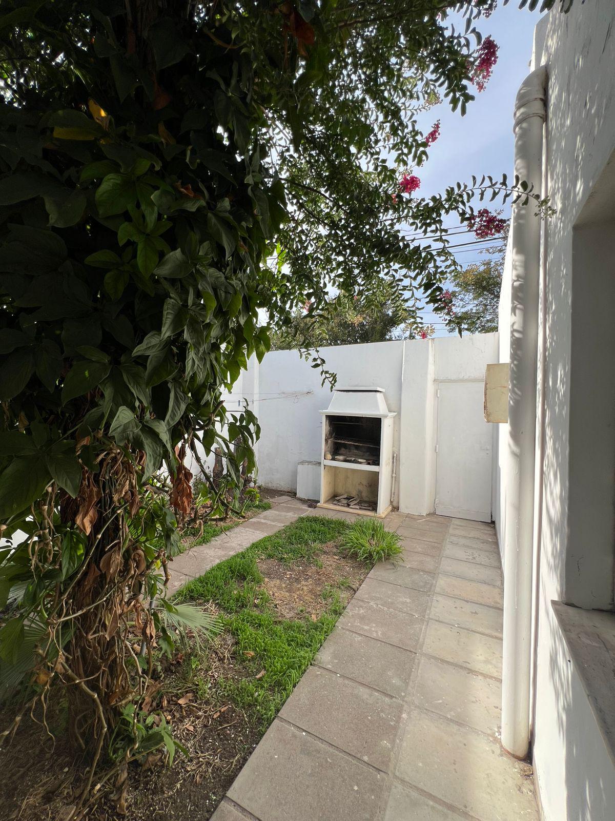 ALQUILO CASA B MAIPU - TRES DORMITORIOS CON PATIO Y COCHERA-.