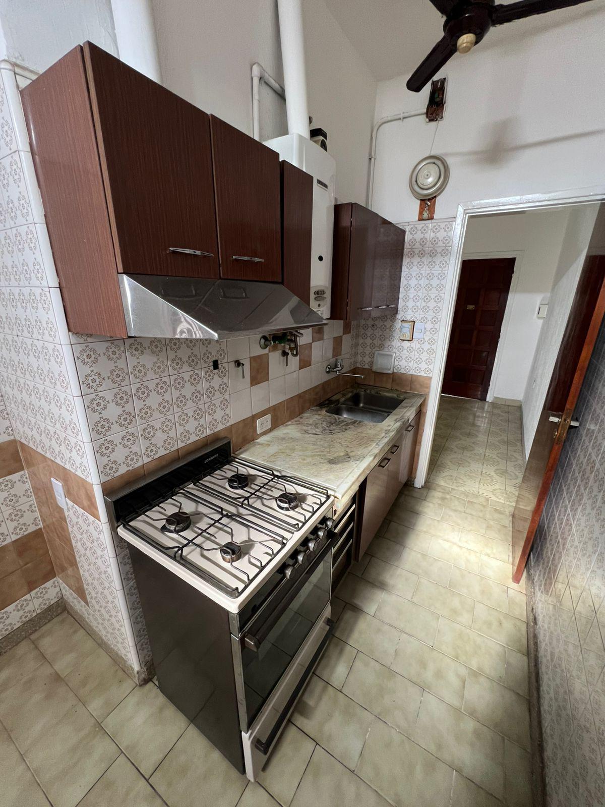 ALQUILO CASA B MAIPU - TRES DORMITORIOS CON PATIO Y COCHERA-.