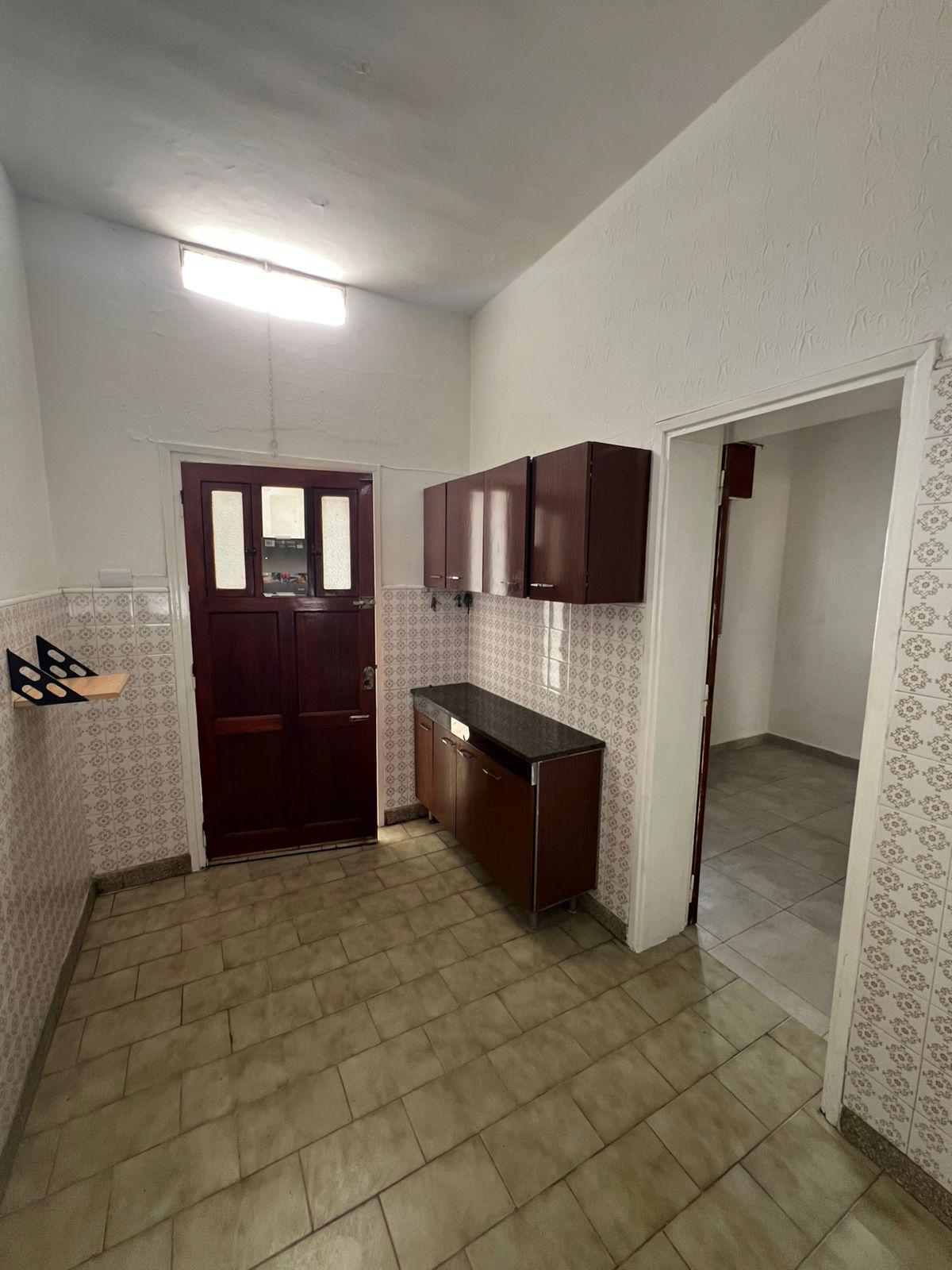 ALQUILO CASA B MAIPU - TRES DORMITORIOS CON PATIO Y COCHERA-.