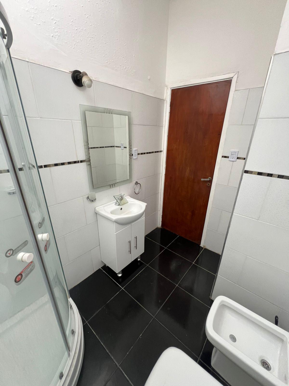 ALQUILO CASA B MAIPU - TRES DORMITORIOS CON PATIO Y COCHERA-.