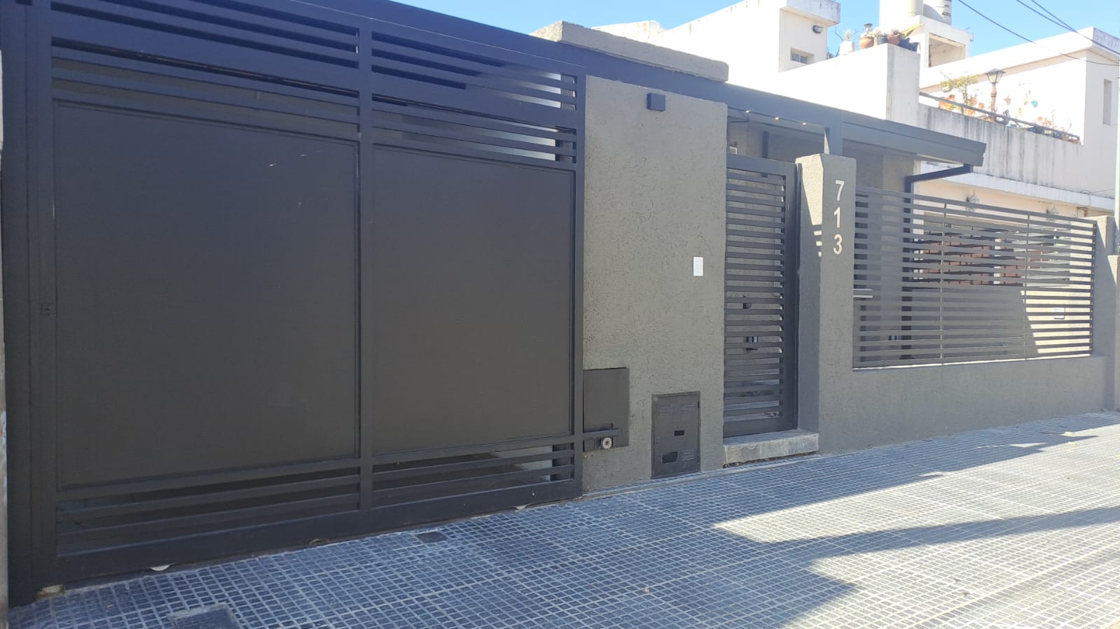 CASA EN VENTA BARRIO ALTO ALBERDI -  MODERNA CON PATIO Y PILETA DE NATACION.