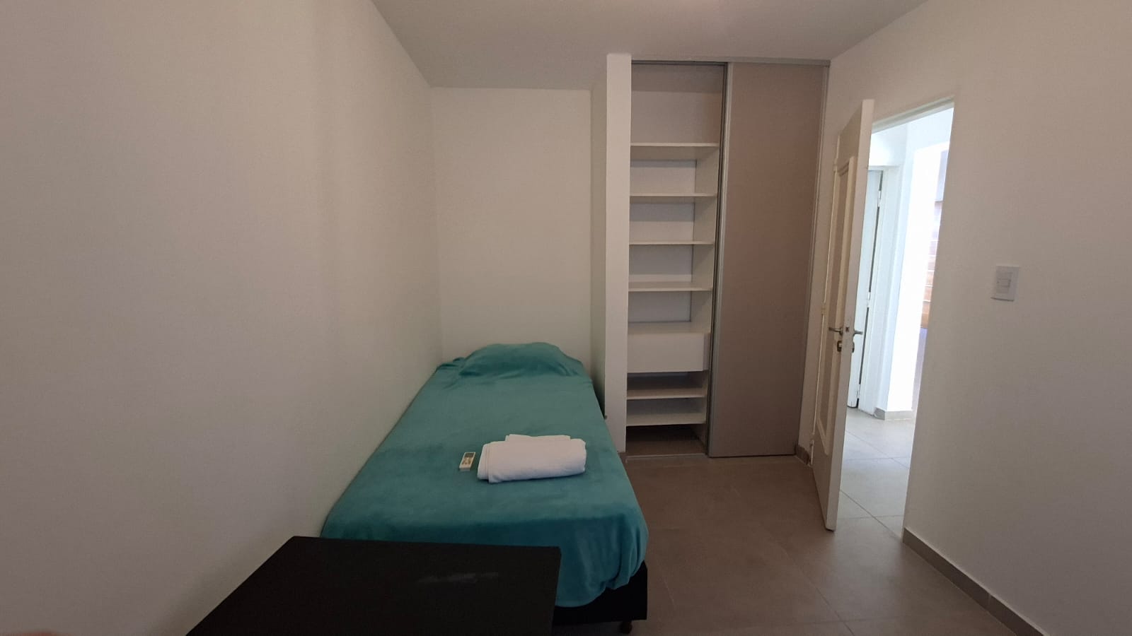 CASA EN VENTA BARRIO ALTO ALBERDI -  MODERNA CON PATIO Y PILETA DE NATACION.