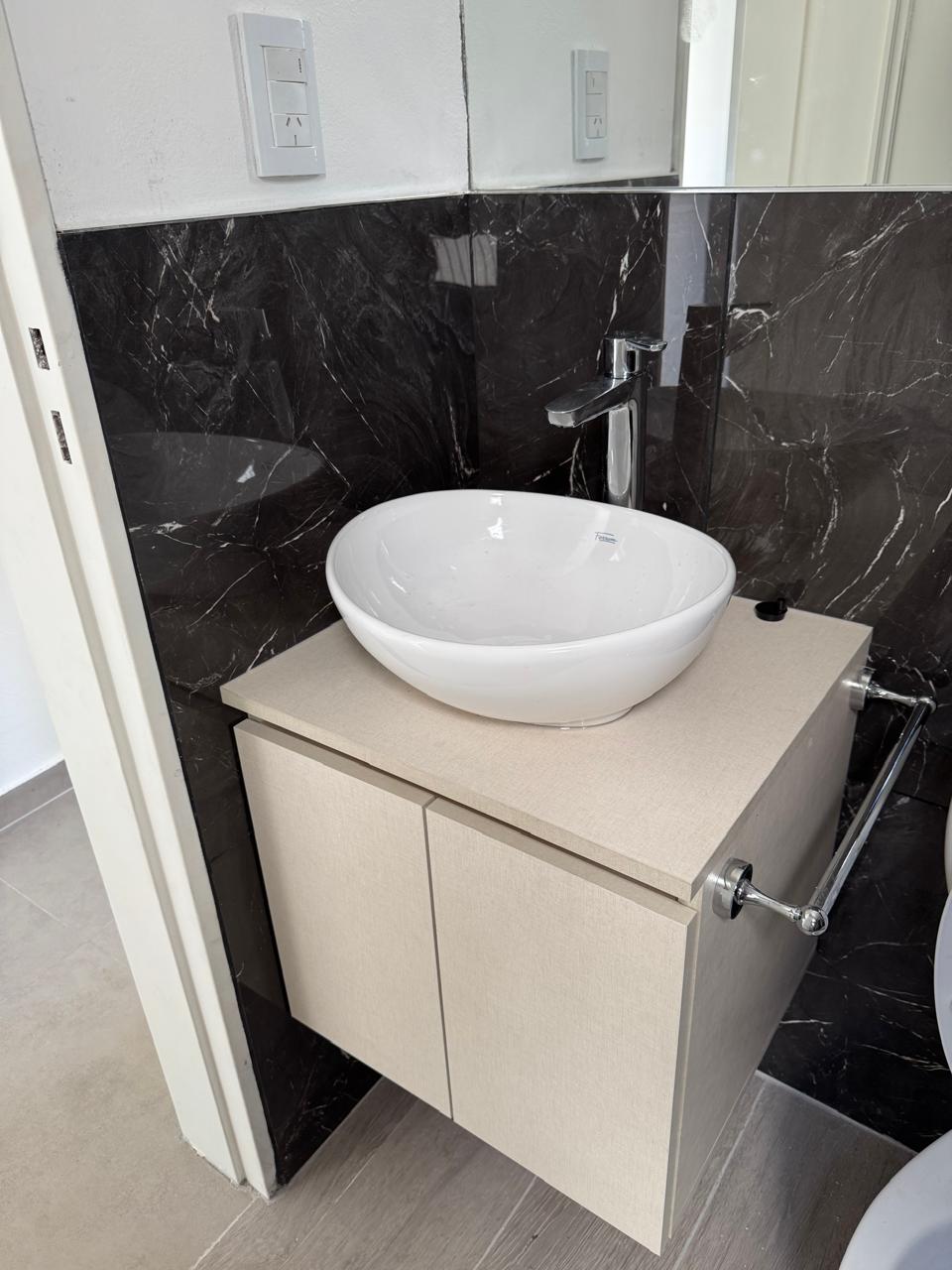 CASA EN VENTA BARRIO ALTO ALBERDI -  MODERNA CON PATIO Y PILETA DE NATACION.