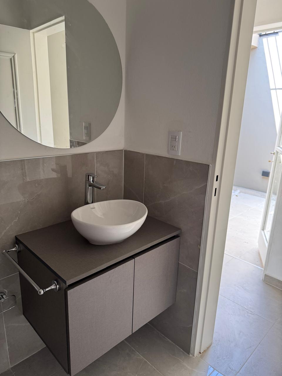 CASA EN VENTA BARRIO ALTO ALBERDI -  MODERNA CON PATIO Y PILETA DE NATACION.