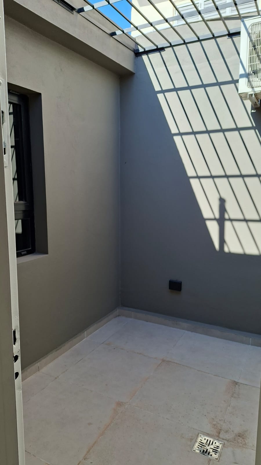 CASA EN VENTA BARRIO ALTO ALBERDI -  MODERNA CON PATIO Y PILETA DE NATACION.