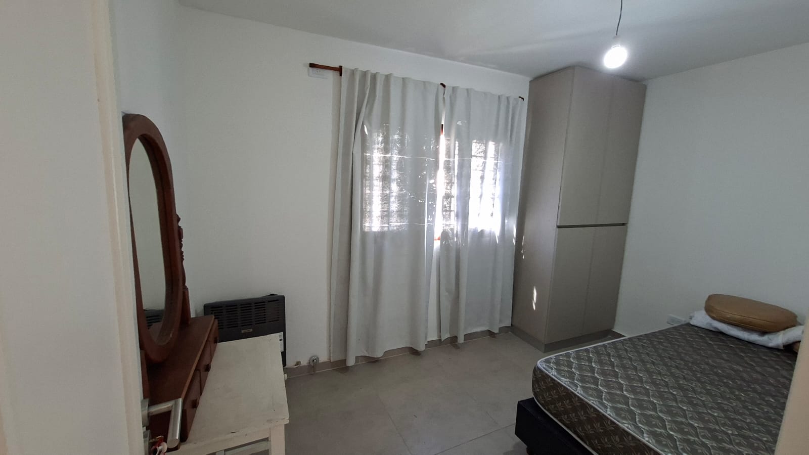 CASA EN VENTA BARRIO ALTO ALBERDI -  MODERNA CON PATIO Y PILETA DE NATACION.