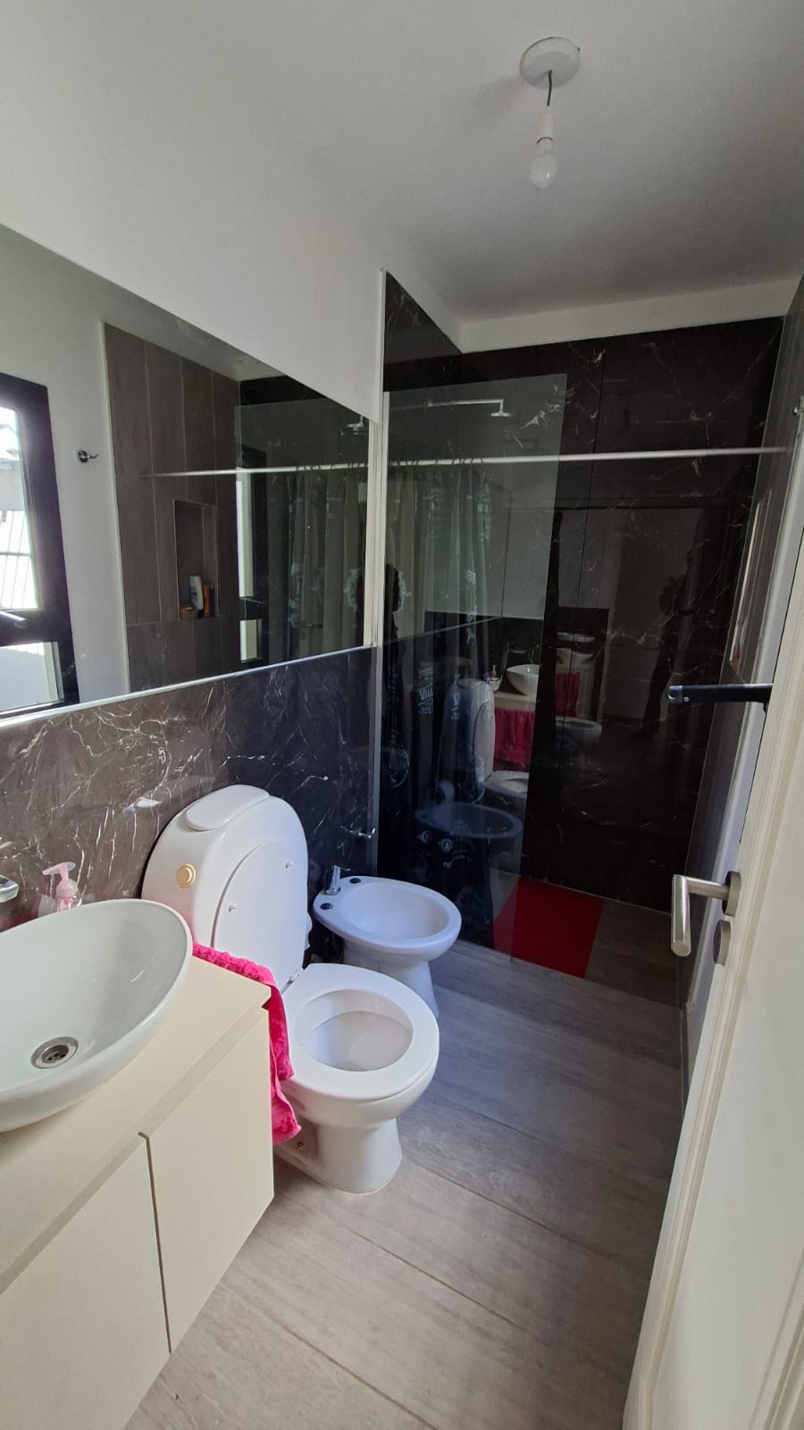 CASA EN VENTA BARRIO ALTO ALBERDI -  MODERNA CON PATIO Y PILETA DE NATACION.