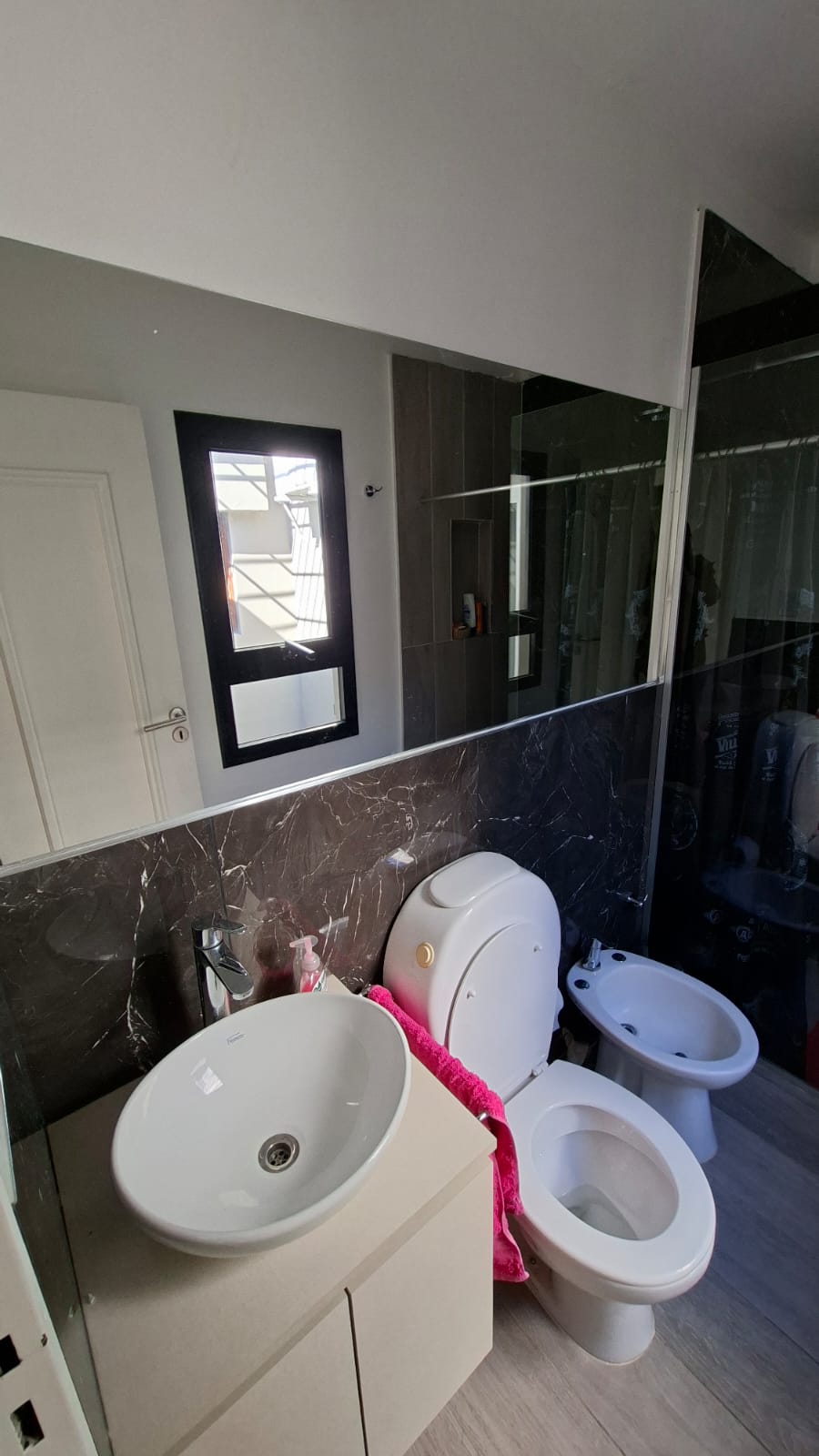 CASA EN VENTA BARRIO ALTO ALBERDI -  MODERNA CON PATIO Y PILETA DE NATACION.