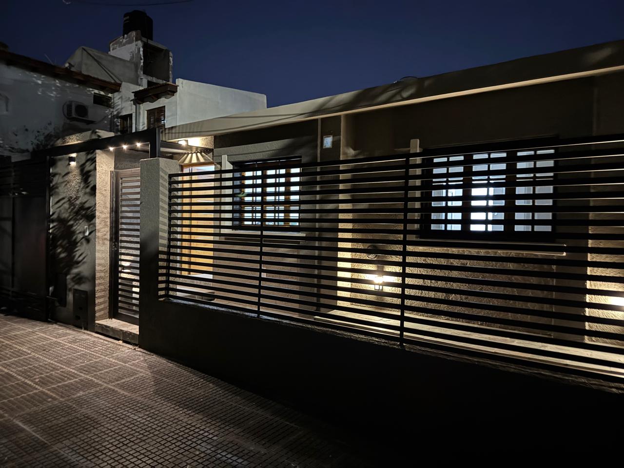 CASA EN VENTA BARRIO ALTO ALBERDI -  MODERNA CON PATIO Y PILETA DE NATACION.