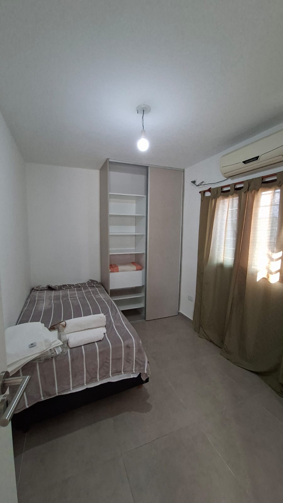 CASA EN VENTA BARRIO ALTO ALBERDI -  MODERNA CON PATIO Y PILETA DE NATACION.