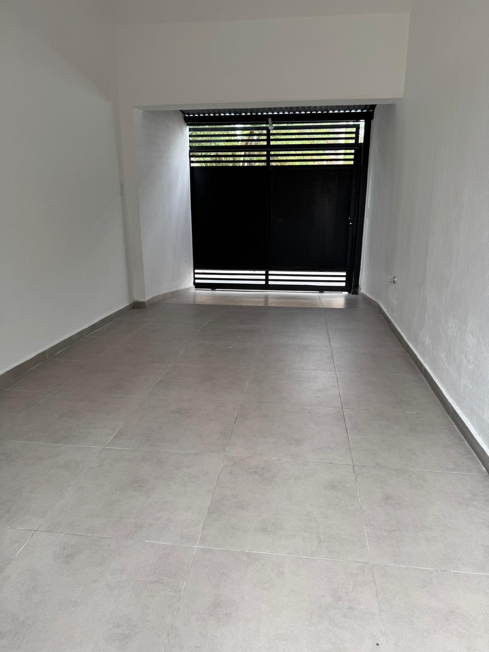 CASA EN VENTA BARRIO ALTO ALBERDI -  MODERNA CON PATIO Y PILETA DE NATACION.