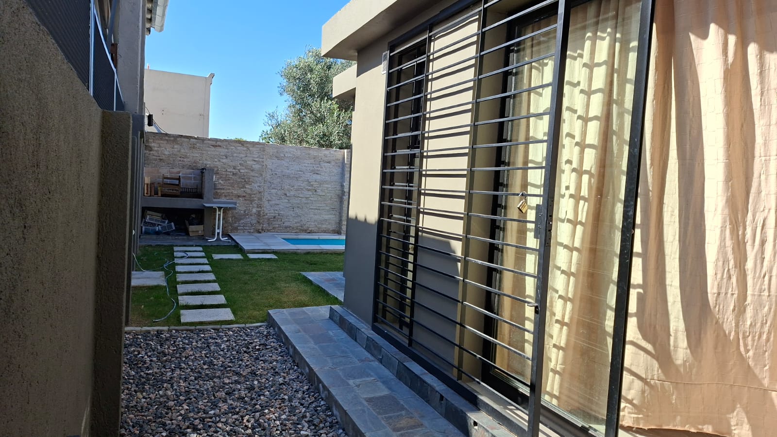 CASA EN VENTA BARRIO ALTO ALBERDI -  MODERNA CON PATIO Y PILETA DE NATACION.