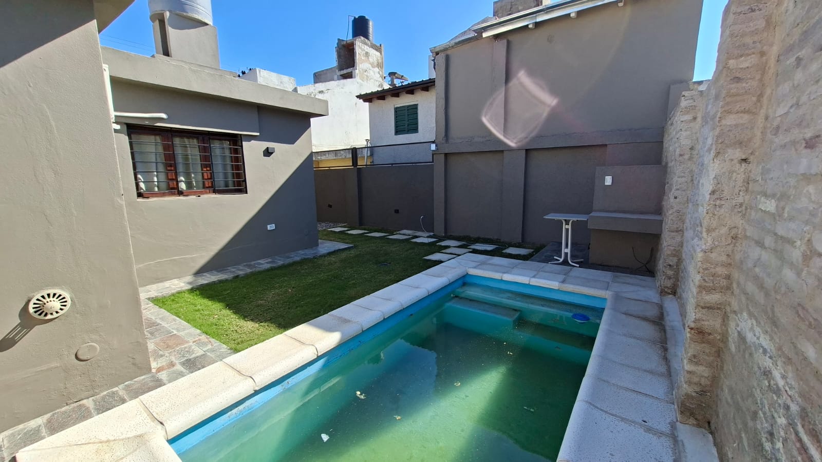 CASA EN VENTA BARRIO ALTO ALBERDI -  MODERNA CON PATIO Y PILETA DE NATACION.
