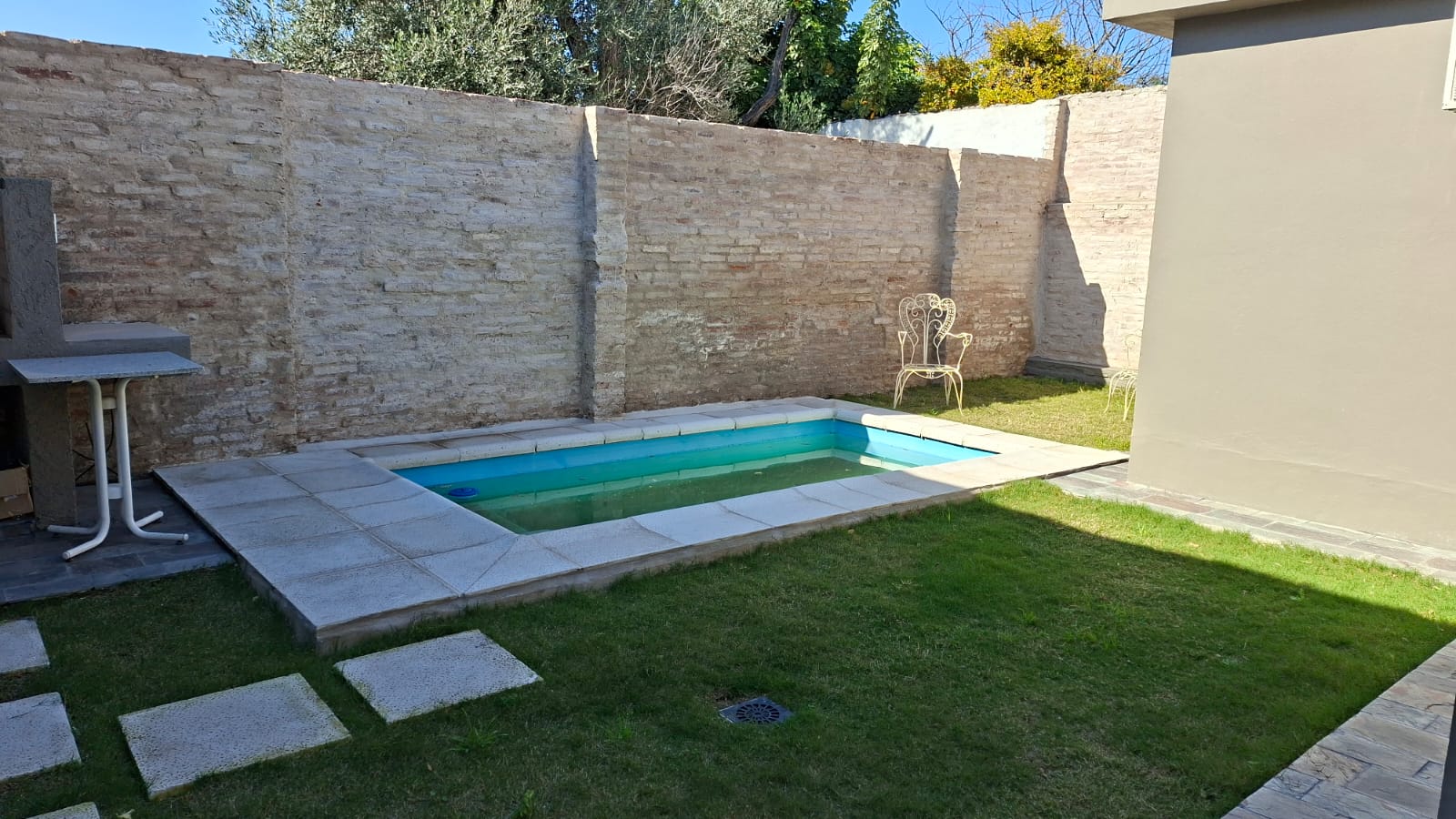 CASA EN VENTA BARRIO ALTO ALBERDI -  MODERNA CON PATIO Y PILETA DE NATACION.