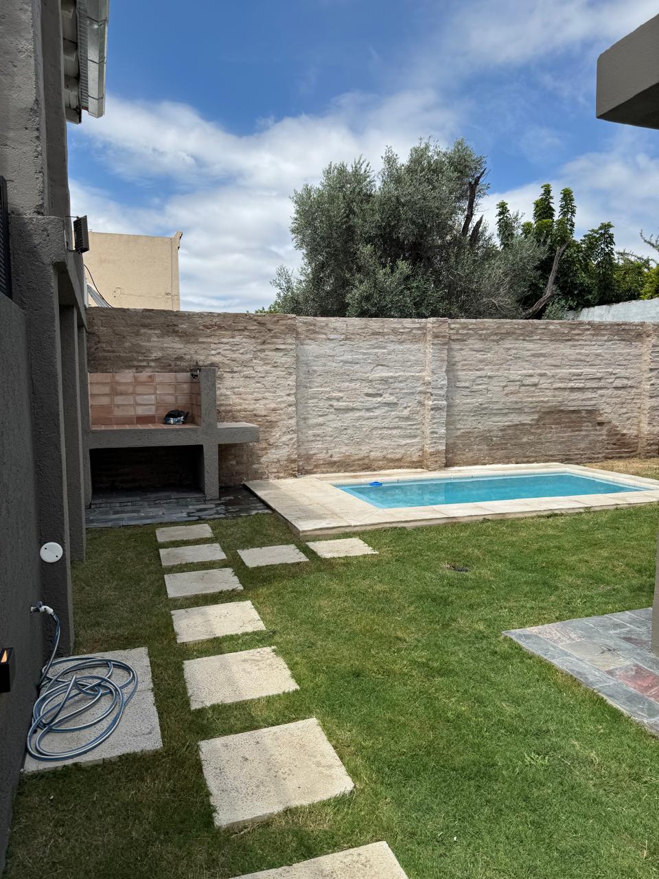 CASA EN VENTA BARRIO ALTO ALBERDI -  MODERNA CON PATIO Y PILETA DE NATACION.