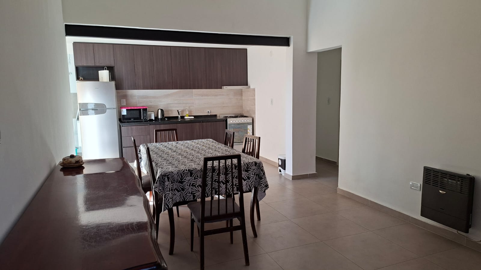 CASA EN VENTA BARRIO ALTO ALBERDI -  MODERNA CON PATIO Y PILETA DE NATACION.