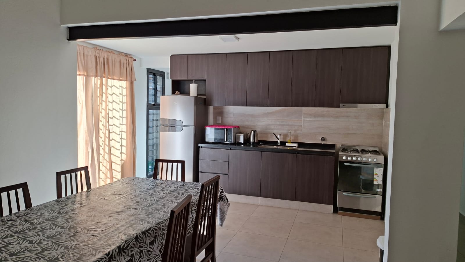 CASA EN VENTA BARRIO ALTO ALBERDI -  MODERNA CON PATIO Y PILETA DE NATACION.