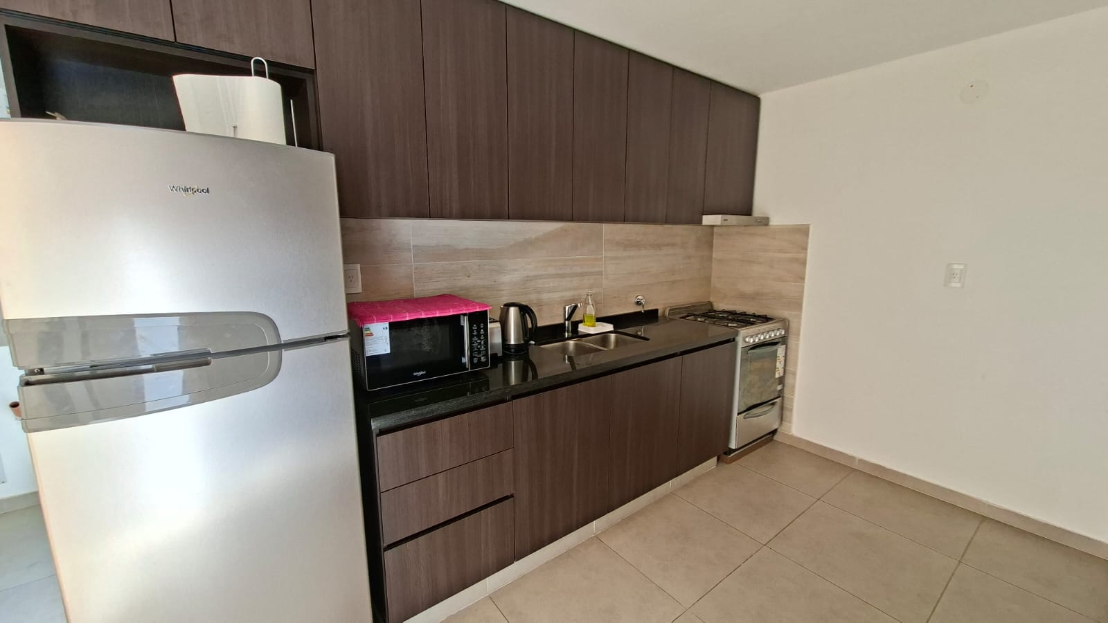 CASA EN VENTA BARRIO ALTO ALBERDI -  MODERNA CON PATIO Y PILETA DE NATACION.