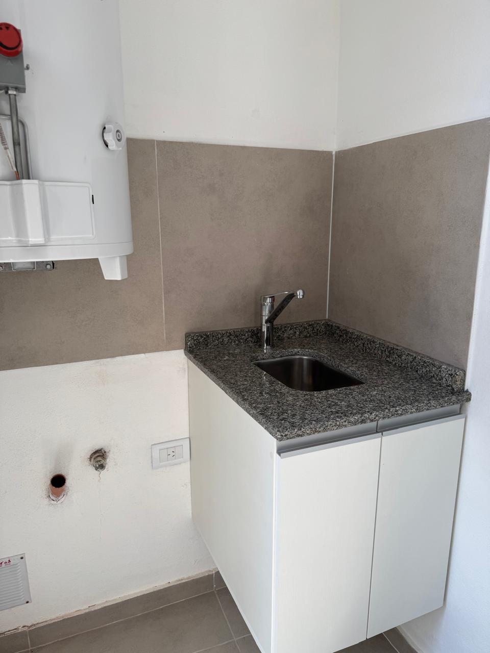 CASA EN VENTA BARRIO ALTO ALBERDI -  MODERNA CON PATIO Y PILETA DE NATACION.