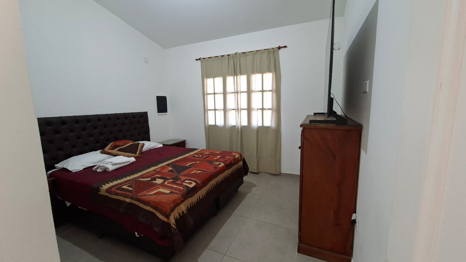 CASA EN VENTA BARRIO ALTO ALBERDI -  MODERNA CON PATIO Y PILETA DE NATACION.