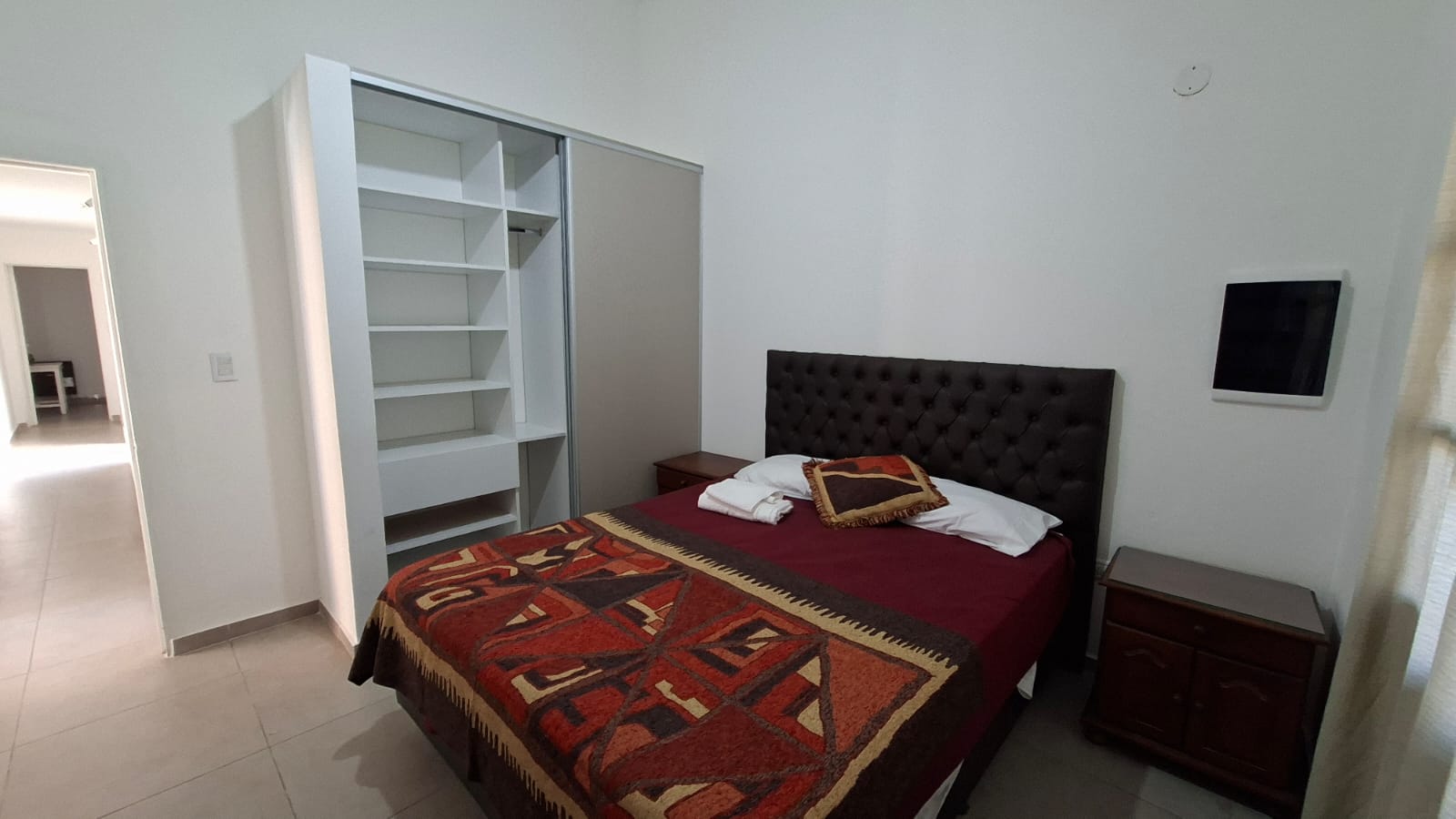 CASA EN VENTA BARRIO ALTO ALBERDI -  MODERNA CON PATIO Y PILETA DE NATACION.