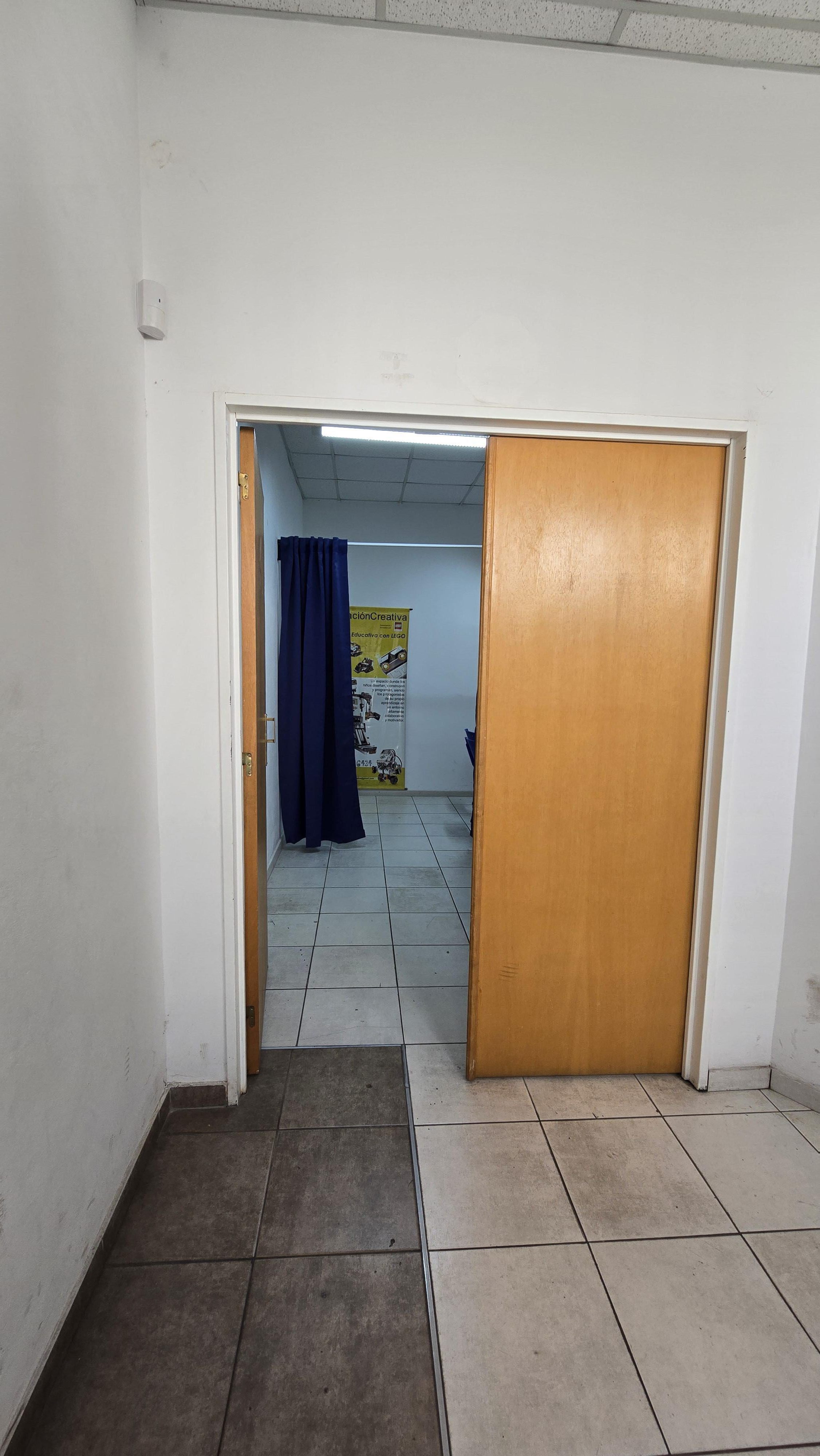 Oficina Amplia con Recepción  Ideal Uso Educativo o Profesional