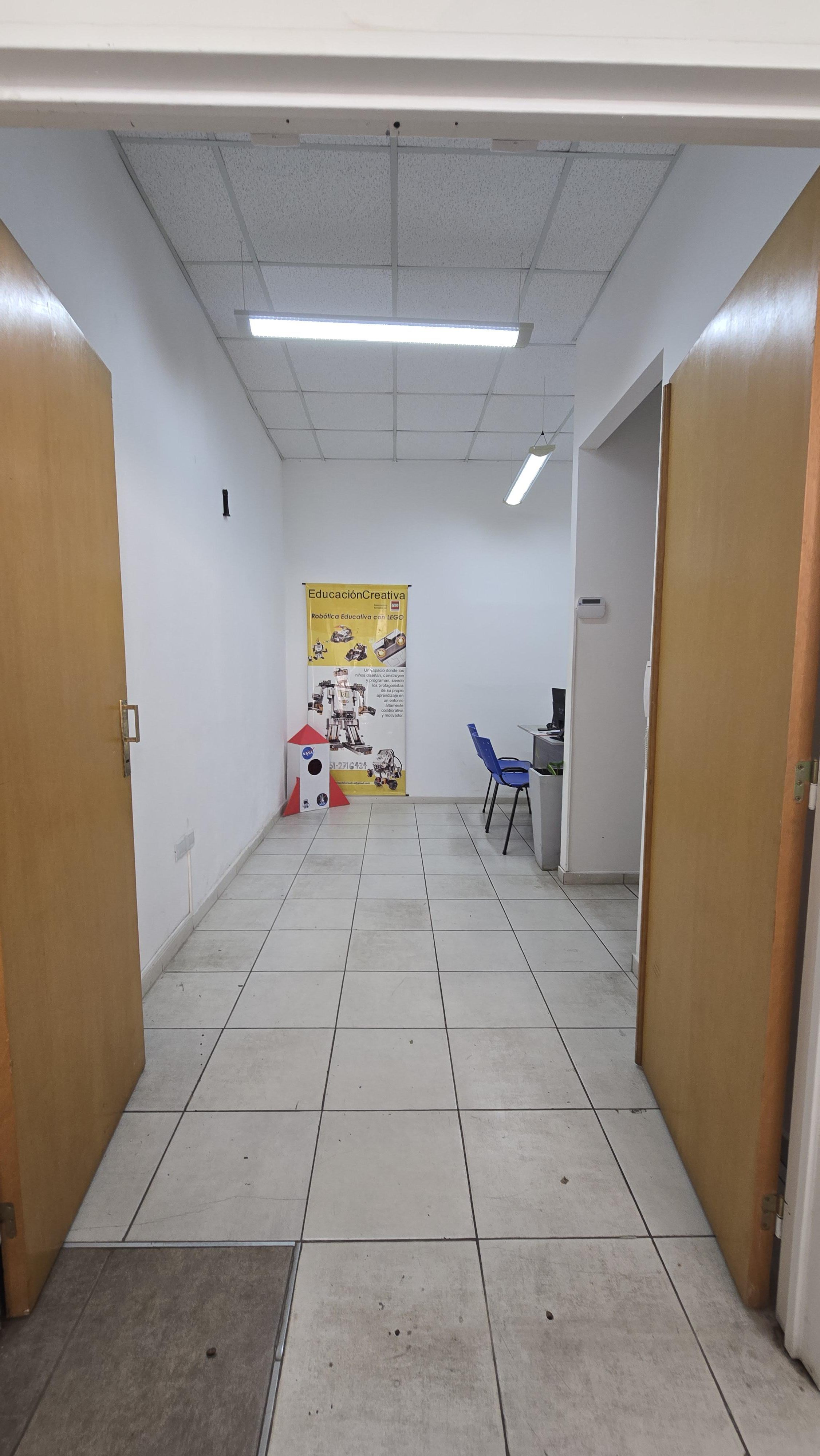 Oficina Amplia con Recepción  Ideal Uso Educativo o Profesional