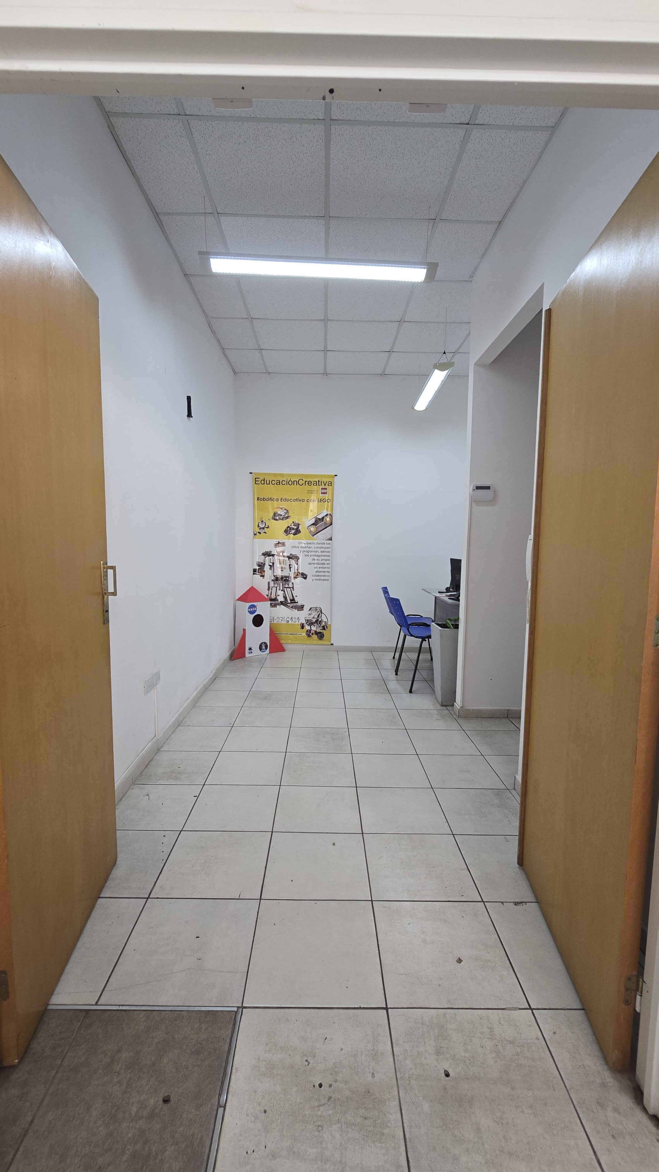 Oficina Amplia con Recepción  Ideal Uso Educativo o Profesional