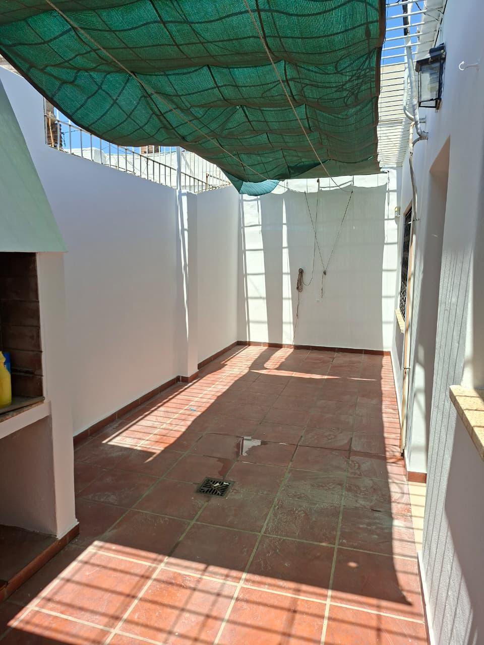 ALQUILO CASA BARRIO OBSERVATORIO DOS DORMITORIOS CON PATIO.