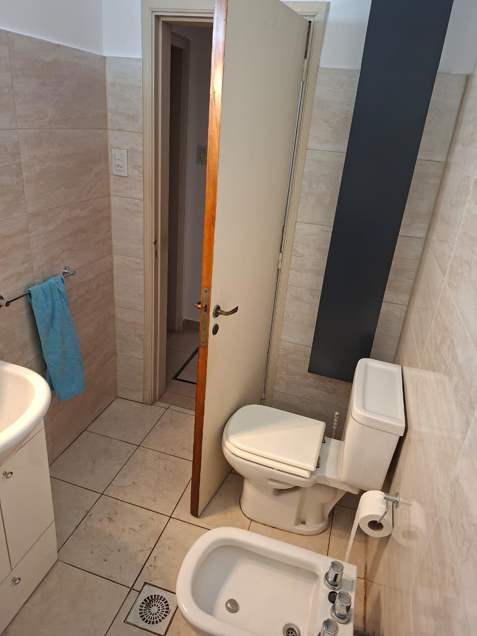 ALQUILO CASA BARRIO OBSERVATORIO DOS DORMITORIOS CON PATIO.