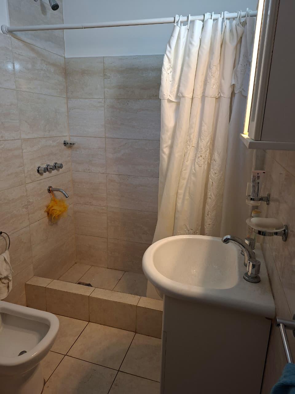 ALQUILO CASA BARRIO OBSERVATORIO DOS DORMITORIOS CON PATIO.