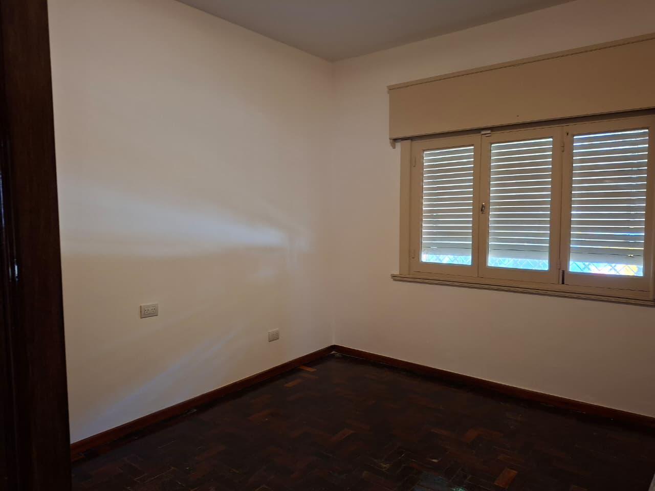 ALQUILO CASA BARRIO OBSERVATORIO DOS DORMITORIOS CON PATIO.