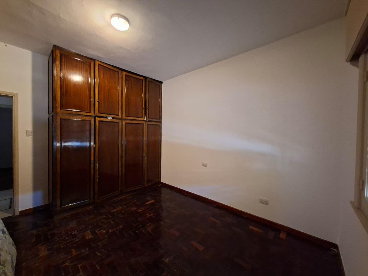 ALQUILO CASA BARRIO OBSERVATORIO DOS DORMITORIOS CON PATIO.