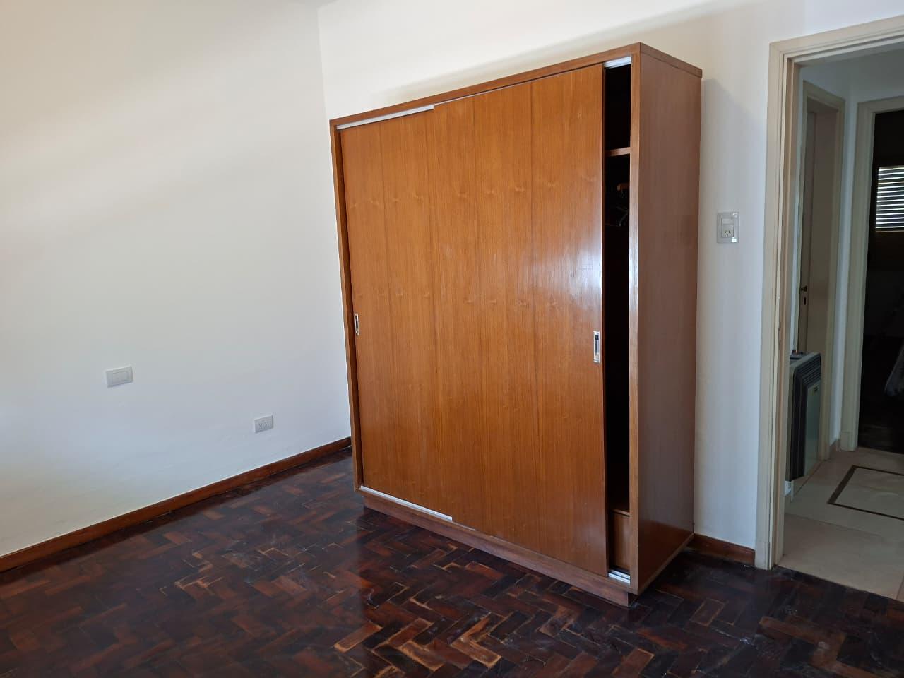 ALQUILO CASA BARRIO OBSERVATORIO DOS DORMITORIOS CON PATIO.