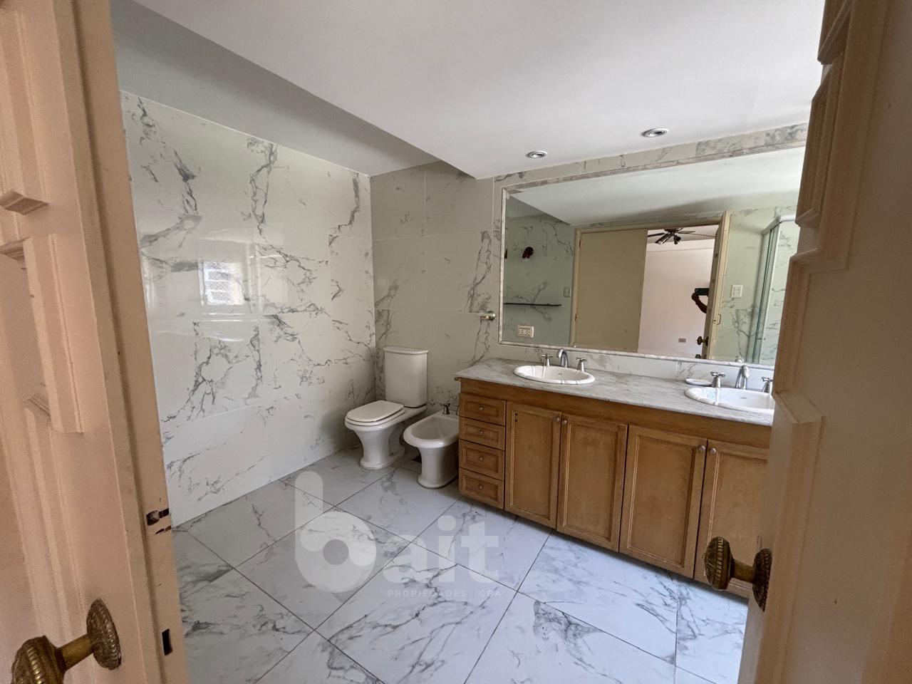 VENDO PISO DE CATEGORIA NUEVA CORDOBA 3 DORMITORIOS CON COCHERA Y BAULERA