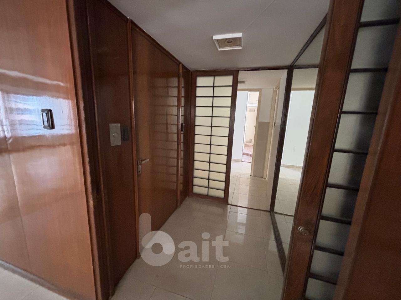 VENDO PISO DE CATEGORIA NUEVA CORDOBA 3 DORMITORIOS CON COCHERA Y BAULERA
