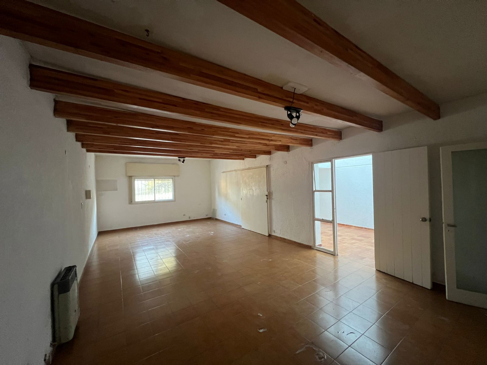 ALQUILO CASA BARRIO GUEMES SOBRE CALLE LAPRIDA.