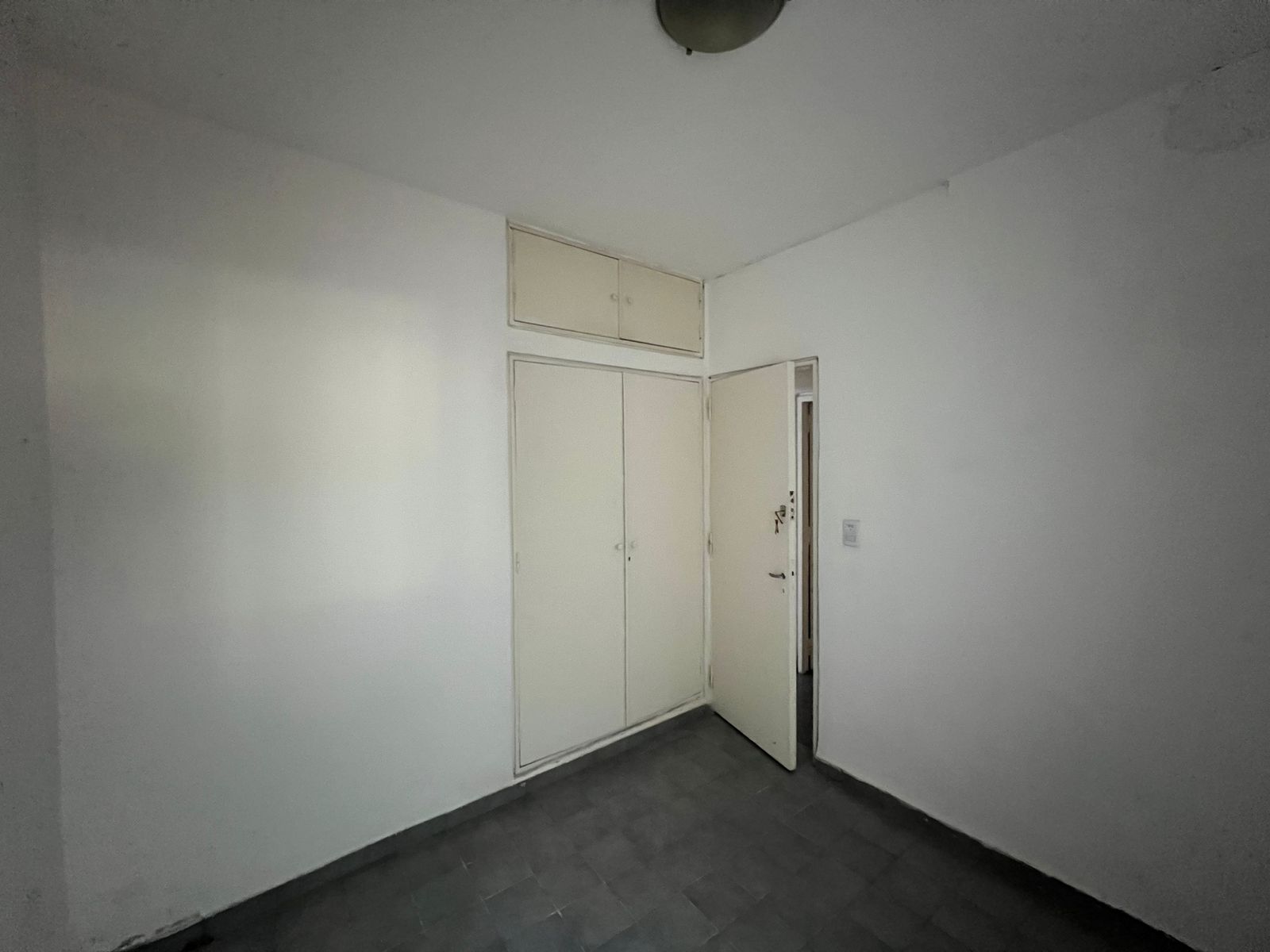 ALQUILO CASA BARRIO GUEMES SOBRE CALLE LAPRIDA.