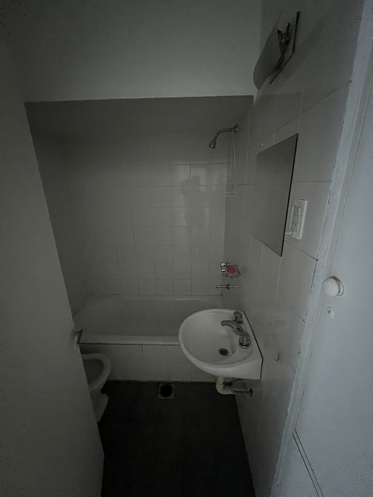 ALQUILO CASA BARRIO GUEMES SOBRE CALLE LAPRIDA.