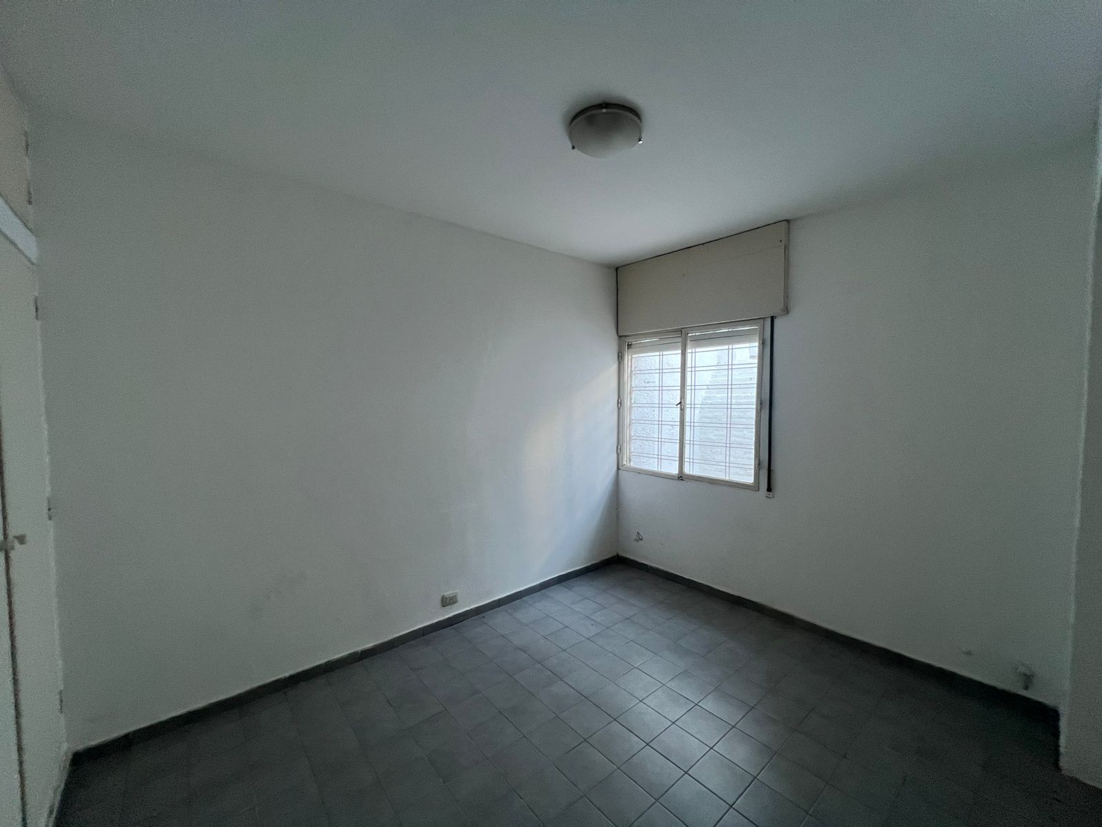 ALQUILO CASA BARRIO GUEMES SOBRE CALLE LAPRIDA.