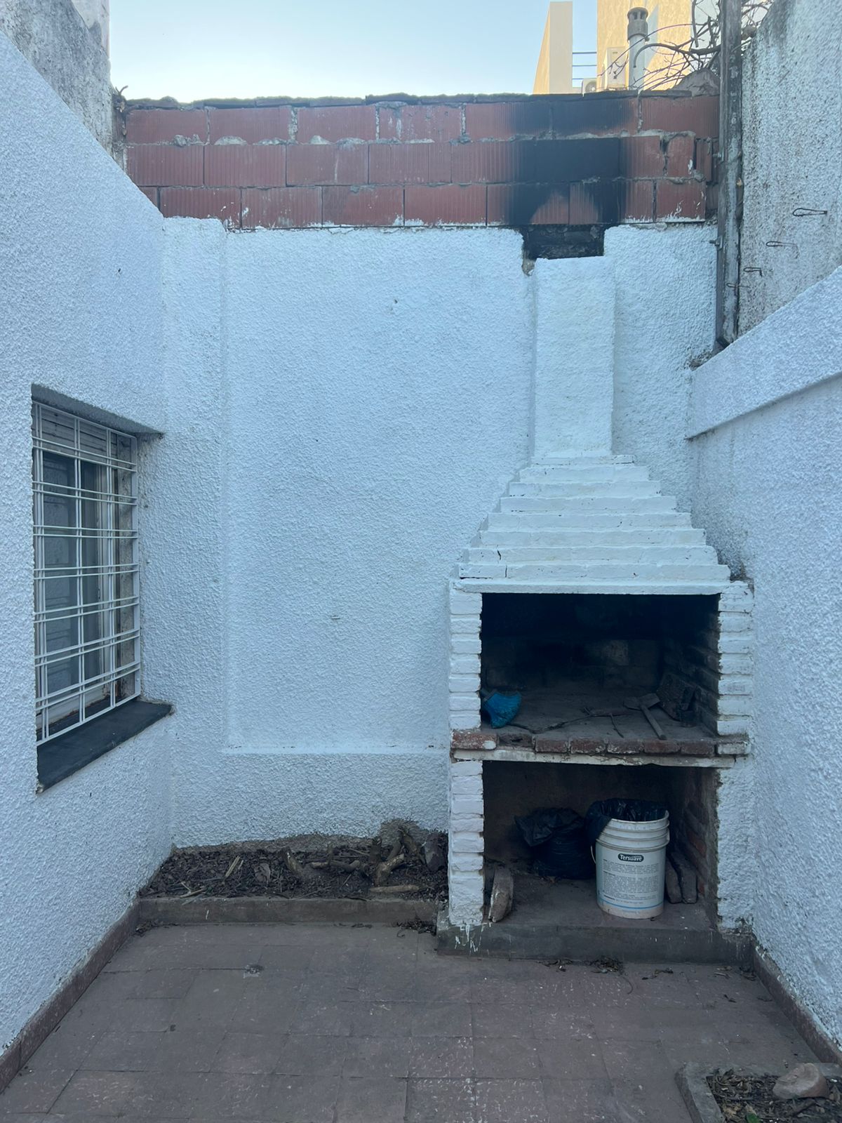 ALQUILO CASA BARRIO GUEMES SOBRE CALLE LAPRIDA.