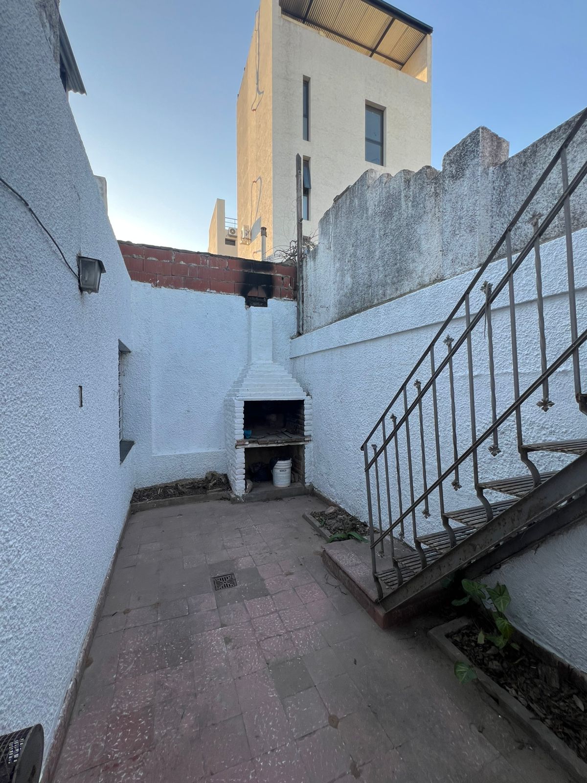 ALQUILO CASA BARRIO GUEMES SOBRE CALLE LAPRIDA.
