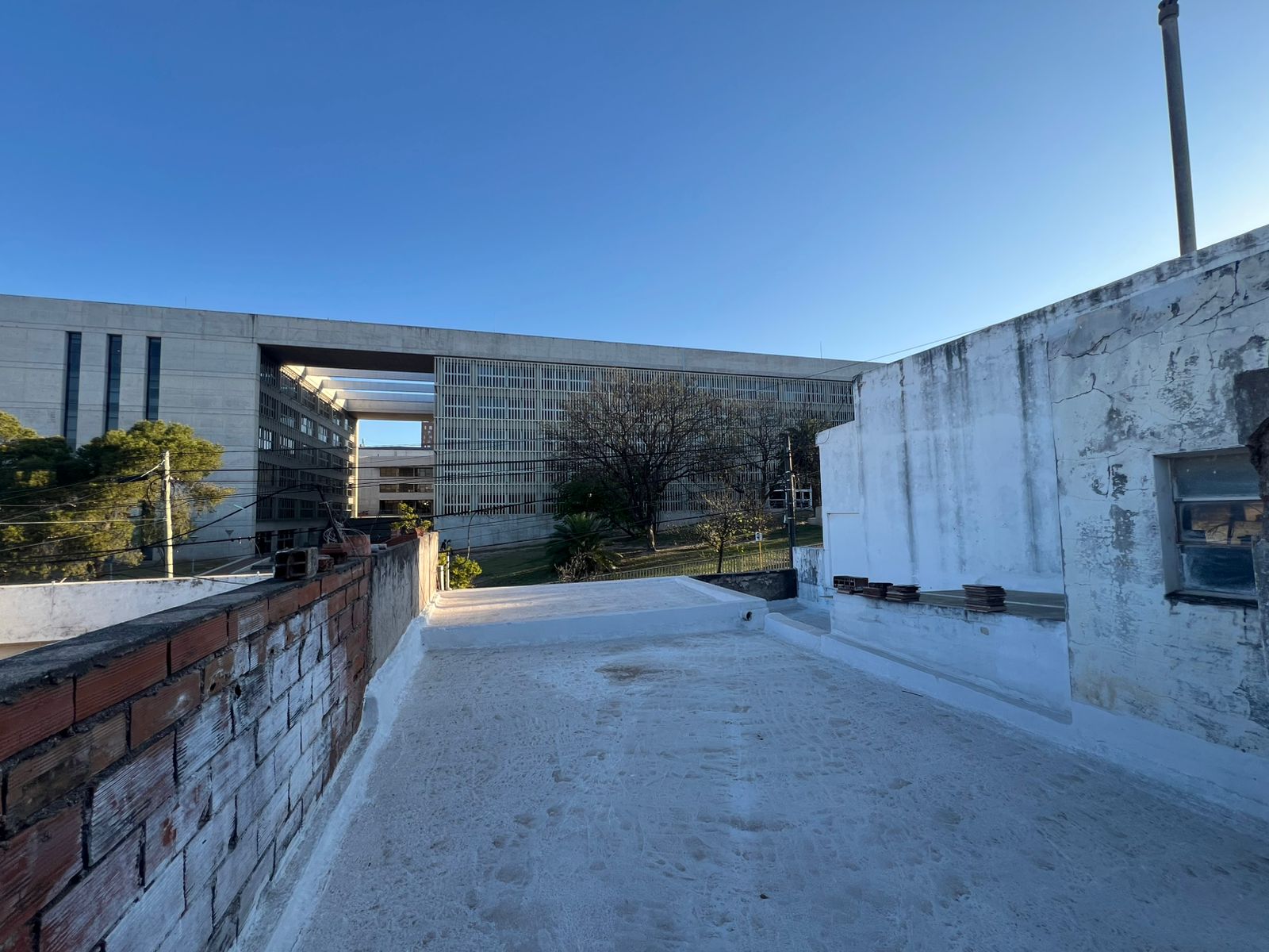 ALQUILO CASA BARRIO GUEMES SOBRE CALLE LAPRIDA.