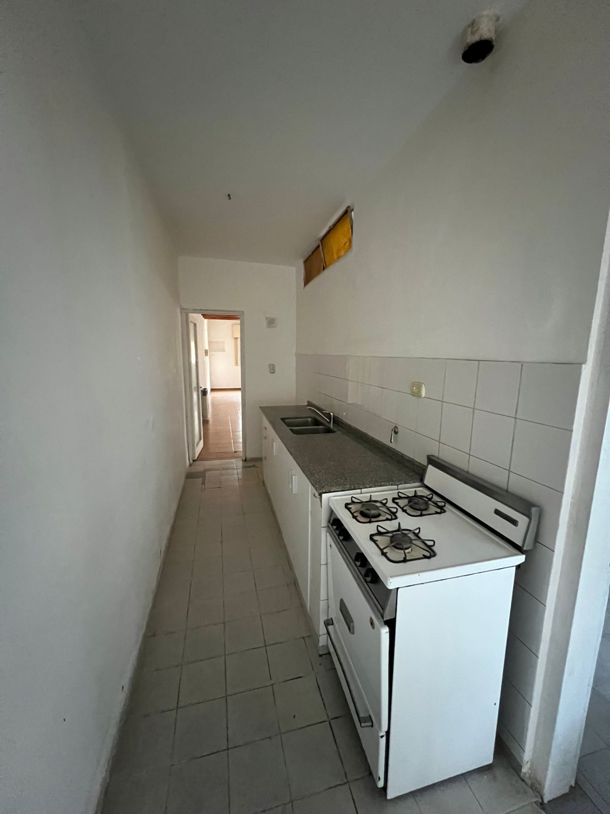 ALQUILO CASA BARRIO GUEMES SOBRE CALLE LAPRIDA.