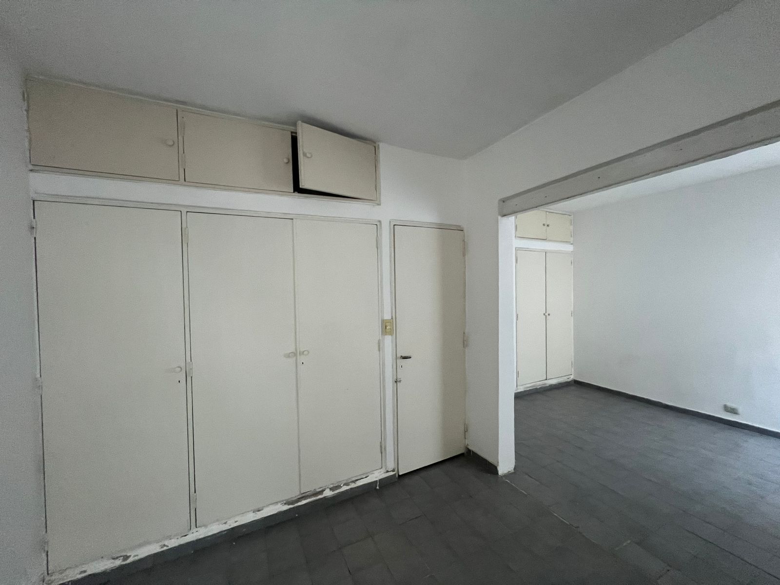 ALQUILO CASA BARRIO GUEMES SOBRE CALLE LAPRIDA.