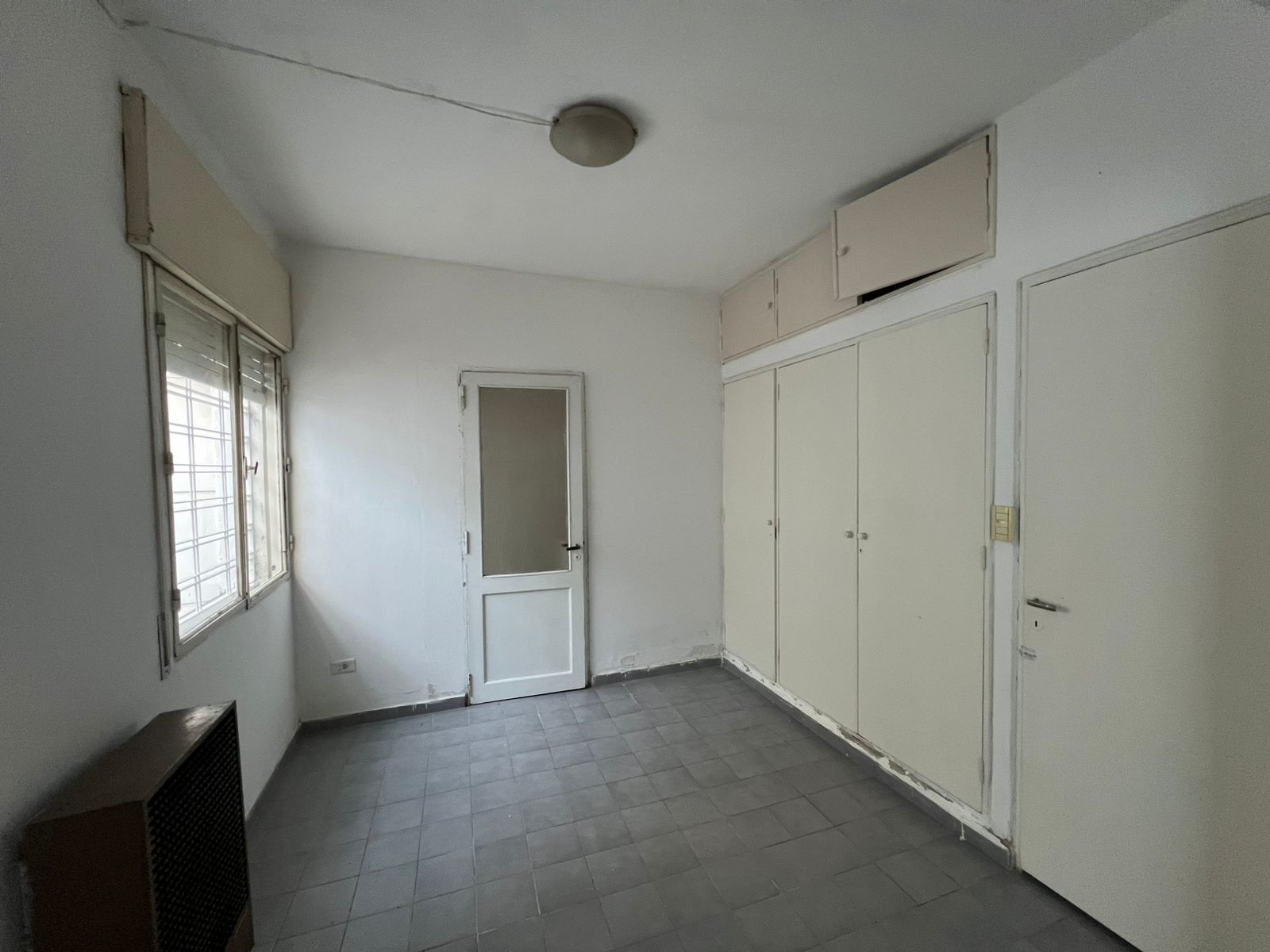 ALQUILO CASA BARRIO GUEMES SOBRE CALLE LAPRIDA.