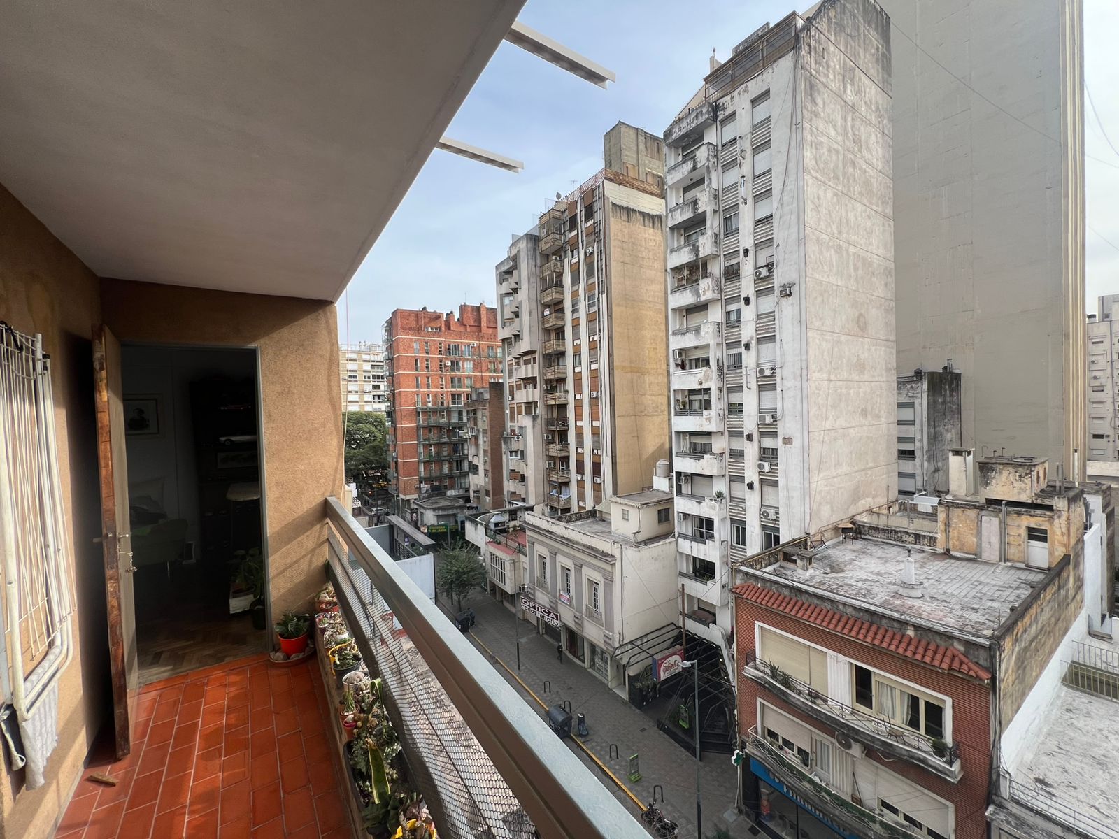 DEPARTAMENTO EN VENTA EN BARRIO CENTRO - 3 DORMITORIOS Y COCHERA.