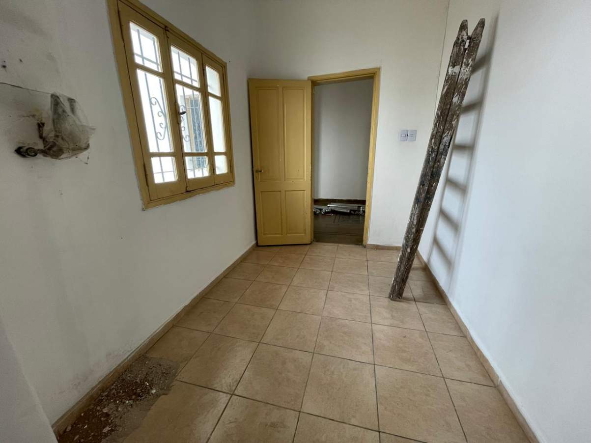 B Alberdi . A mtrs. de Duarte Quiros Alt. 2300 . 2 dormitorio y medio .  Patio y Cochera