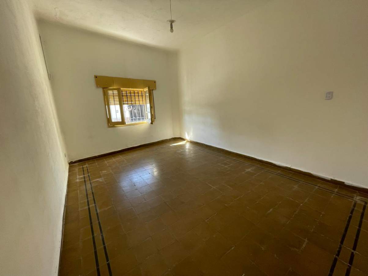 B Alberdi . A mtrs. de Duarte Quiros Alt. 2300 . 2 dormitorio y medio .  Patio y Cochera