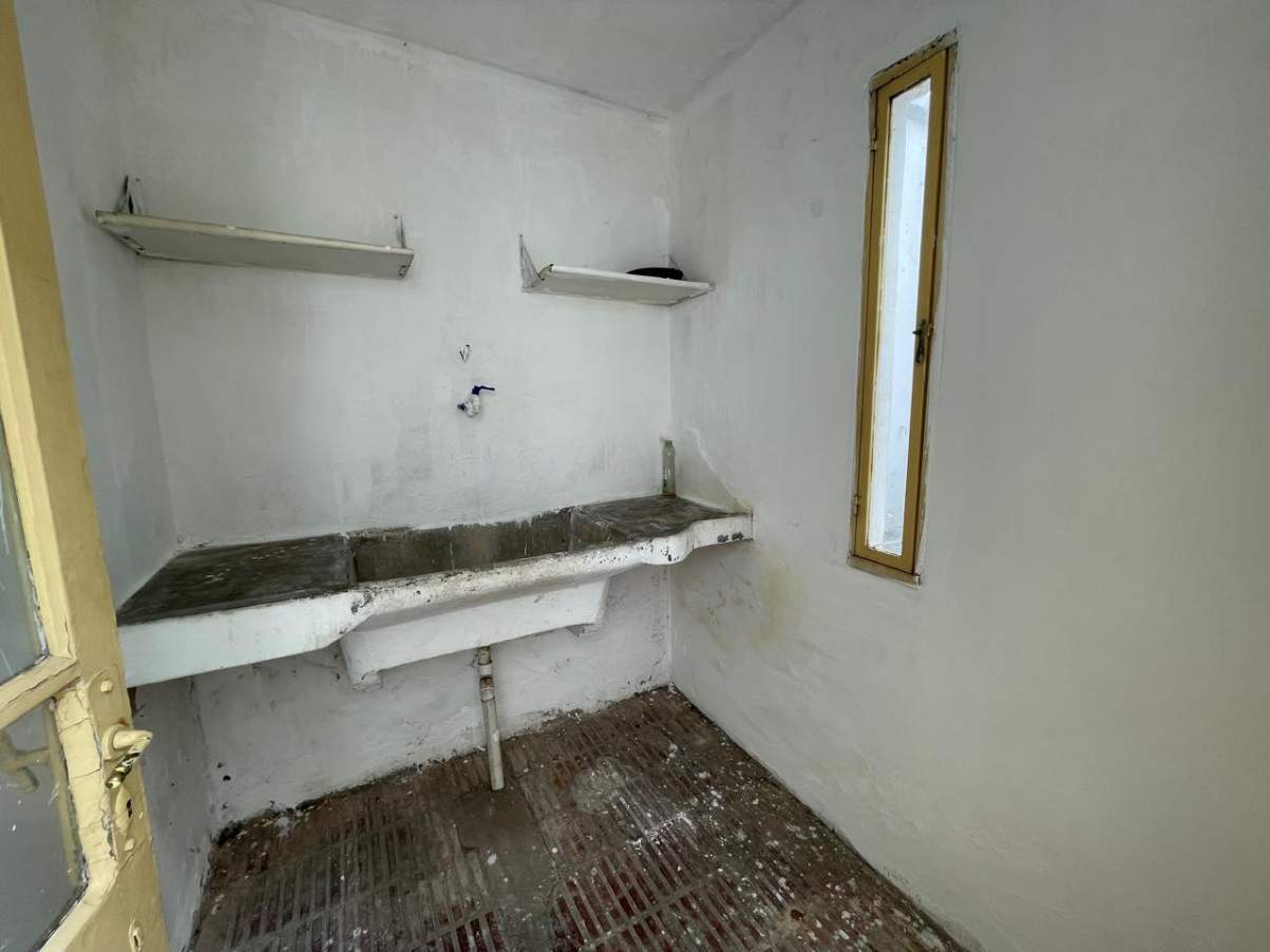 B Alberdi . A mtrs. de Duarte Quiros Alt. 2300 . 2 dormitorio y medio .  Patio y Cochera